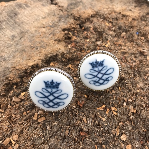 Vintage Other - Vintage blue white crown flourish cuff links